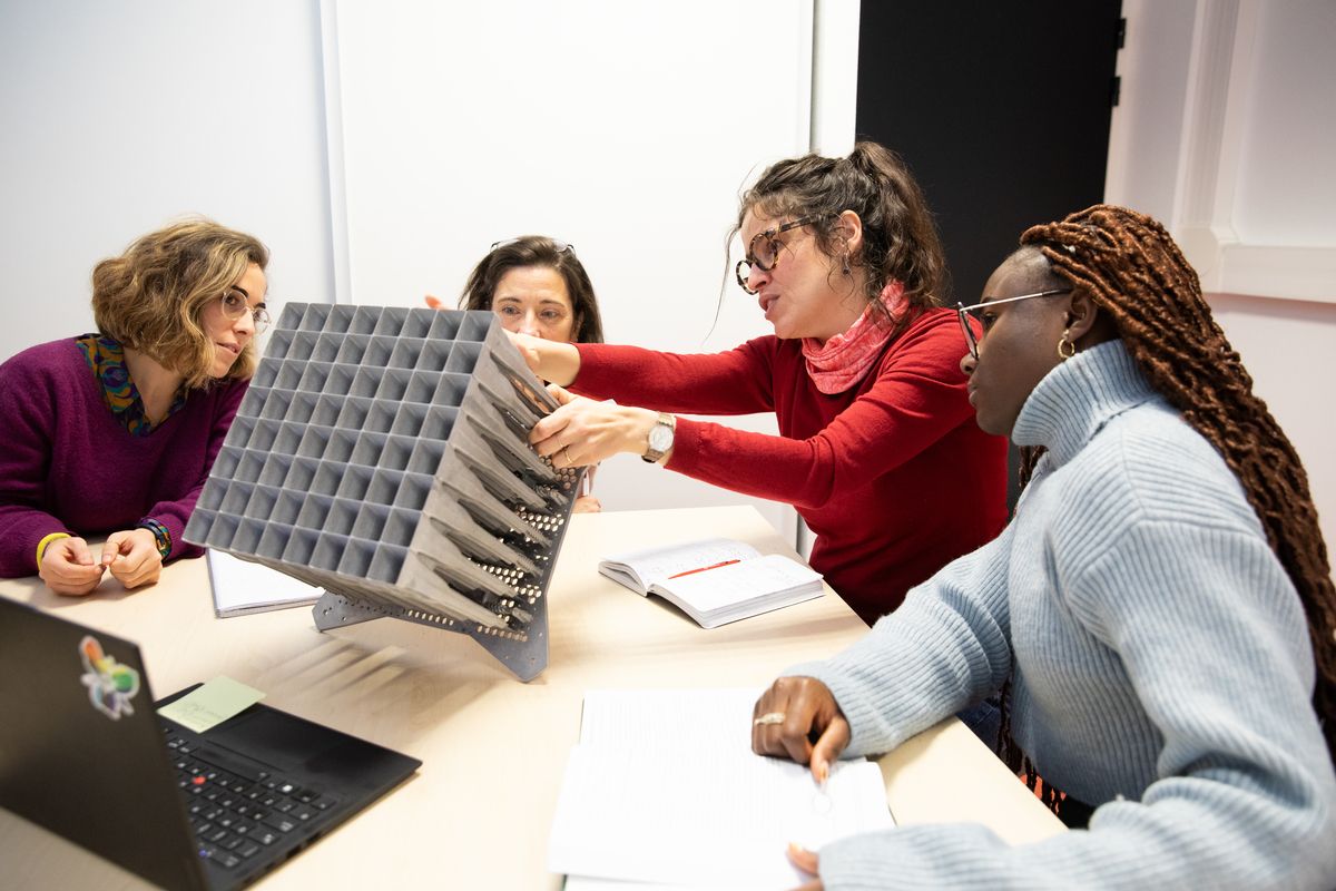 Présentation d’un prototype d’antenne pour le satellite HummingSat de SWISSto12